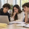 Tres jóvenes estudian juntos con un portátil en un espacio de estudio luminoso