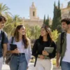 Estudiantes internacionales caminando por un campus universitario en España