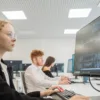 Estudiante realizando un examen digital en un ordenador en un aula de examen