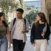 Estudiantes internacionales caminando por el campus de una universidad española